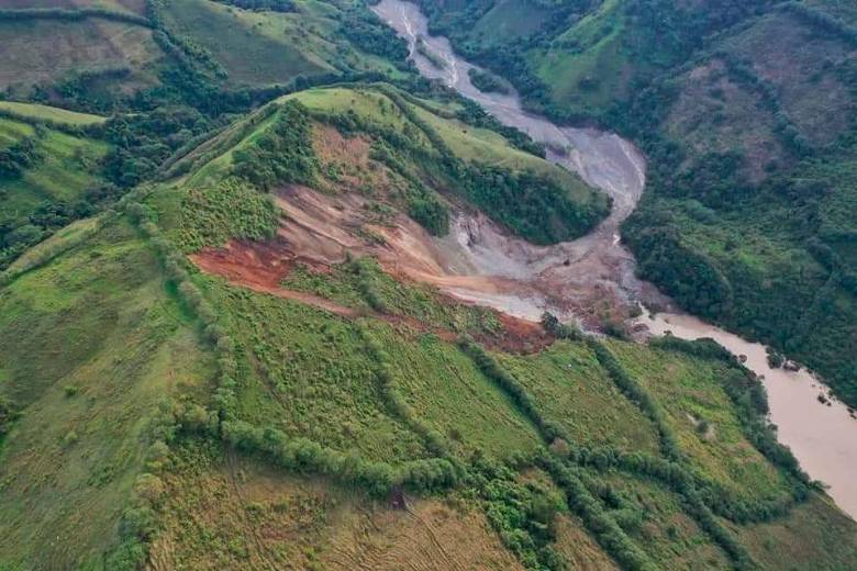 Este es el deslizamiento sobre el río Pozo en Caldas. FOTO CORTESÍA 