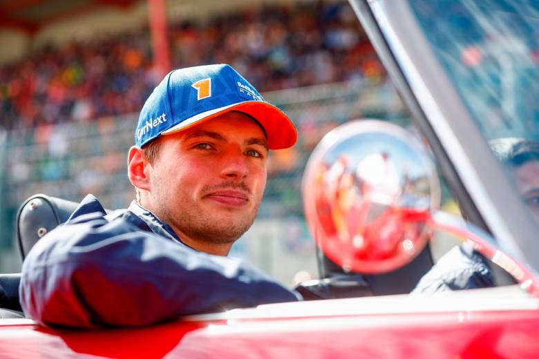 El piloto Max Verstappen, líder del Mundial de Fórmula Uno, celebra su victoria en el Gran Premio de Bélgica, en el circuito de Spa-Francorchamps. FOTO: EFE 