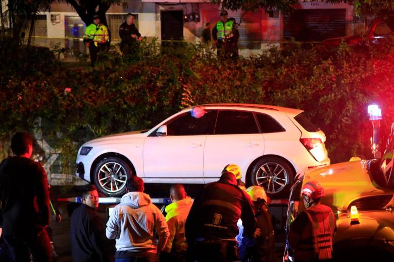 Los dos ocupantes de un Audi –de placas HAK-339– quedaron atrapados en la noche de este sábado en el inundado deprimido de Los Músicos. FOTO CAMILO SUÁREZ