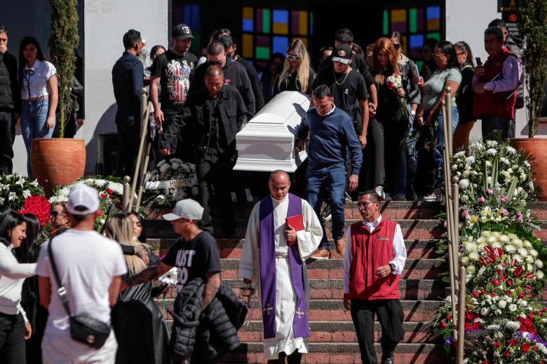Amigos y familiares despidieron en la ceremonia a Valentina Trespalacios. FOTO COLPRENSA 