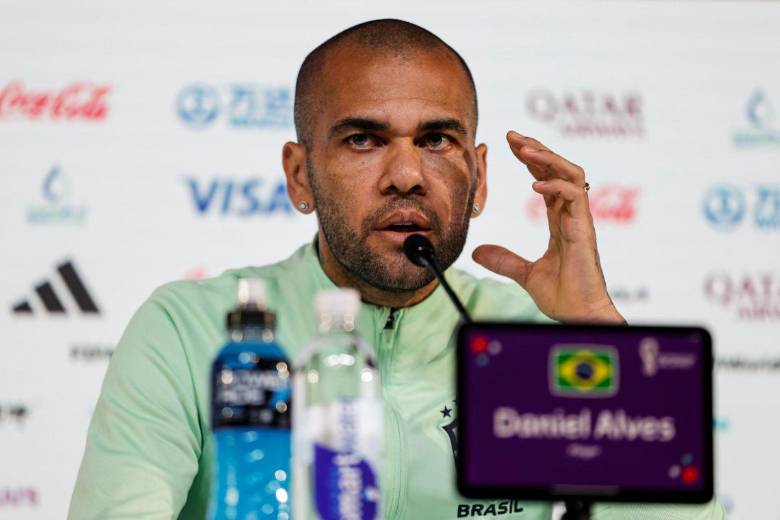 El jugador Dani Alves sigue a la espera de su juicio por violación. Su defensa habría solicitado libertad provisional. FOTO EFE 