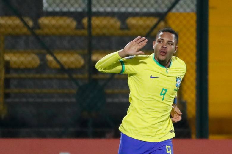 El brasileño Roque celebra uno de los tantos con los que Brasil venció a Venezuela. FOTO EFE 