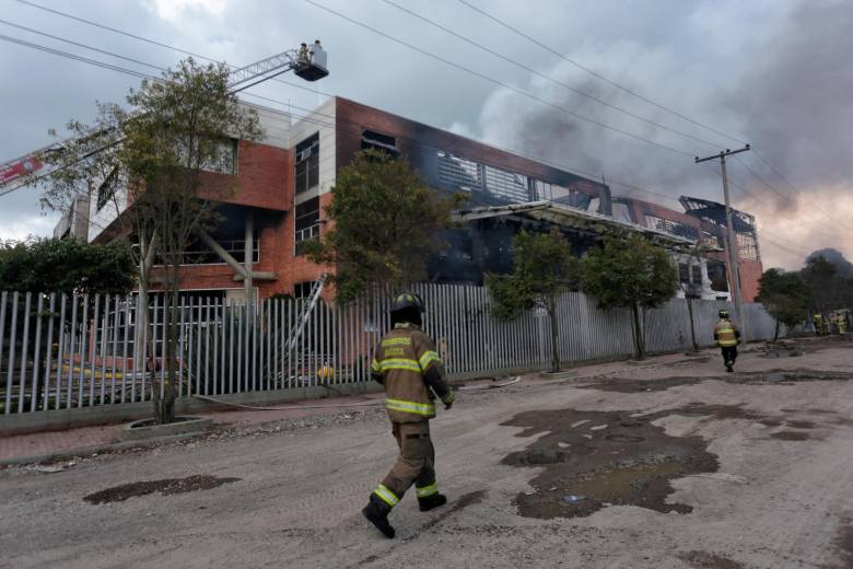 Ocho personas resultaron afectadas por inhalación de humo durante el incendio. FOTO COLPRENSA
