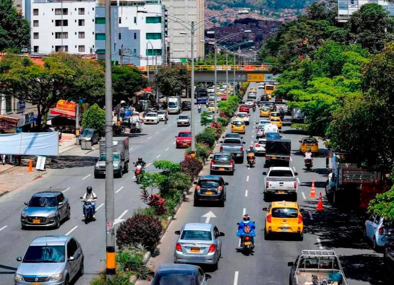 La avenida 33 es una de las vías por donde los conductores más tratan de evadir el pico y placa en Medellín. FOTO: JAIME PÉREZ