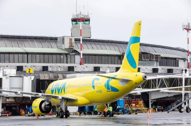 Miles de personas aguardan respuestas tras la suspensión de vuelos de Viva Air. FOTO CARLOS VELÁSQUEZ
