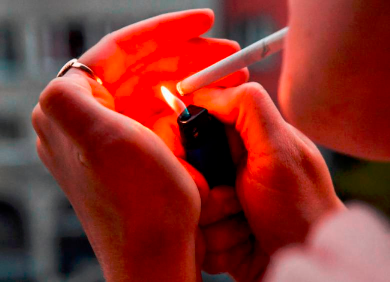 La población colombiana se fumó casi 50 cigarrillos en una semana durante 2022. FOTO: Colprensa. 