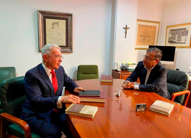 Esta es la tercera vez que el expresidente Álvaro Uribe y Gustavo Petro se reúnen. FOTO CORTESÍA 