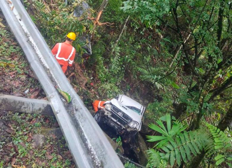 En la autopista Medellín-Bogotá, en San Luis, dos carros se chocaron de frente, dejando dos lesionados. FOTO: CORTESÍA-DENUNCIAS ANTIOQUIA