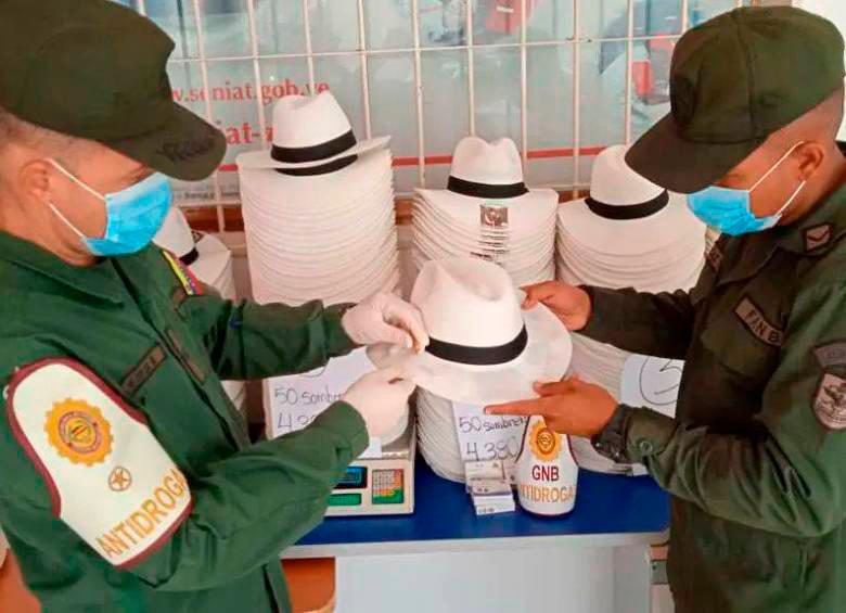 Las imitaciones de sombreros aguadeños decomisadas en Amazonas, Venezuela, con cocaína líquida impregnada. FOTO: CORTESÍA. Las imitaciones de sombreros aguadeños decomisadas en Amazonas, Venezuela, con cocaína líquida impregnada. FOTO: CORTESÍA.