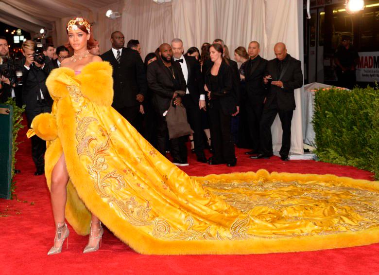 Este fue el traje que Rihanna lució en la Met Gala de 2015. FOTO Archivo
