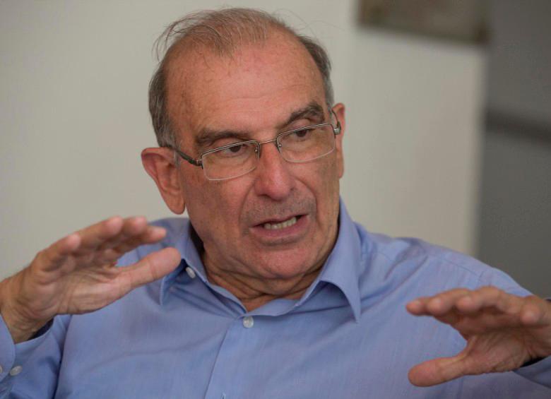 Humberto De la Calle afirmó que sus intenciones son que al Gobierno le vaya bien con el tema de la “paz total”, pero advirtió que es un tema que hay que coger con “pinzas”. Foto: Manuel Saldarriaga. 