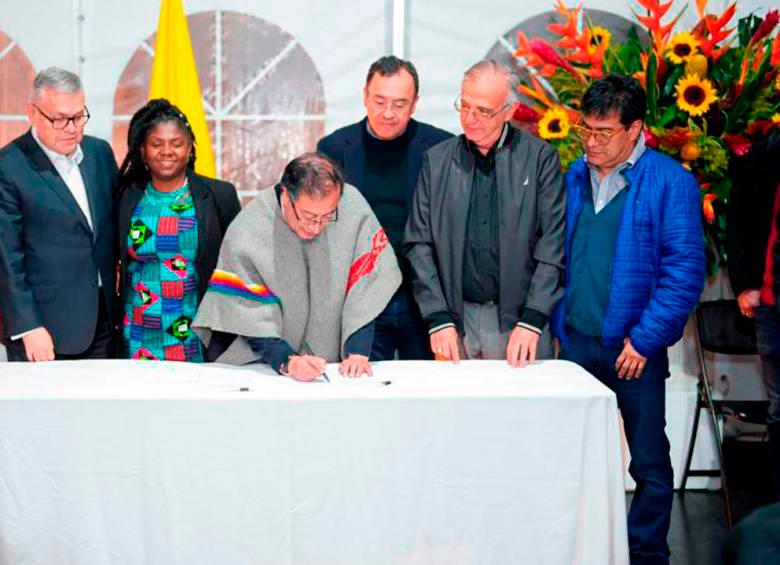 Imagen de referencia del momento en que el presidente Gustavo Petro firmó la Ley de paz total. FOTO: CORTESÍA