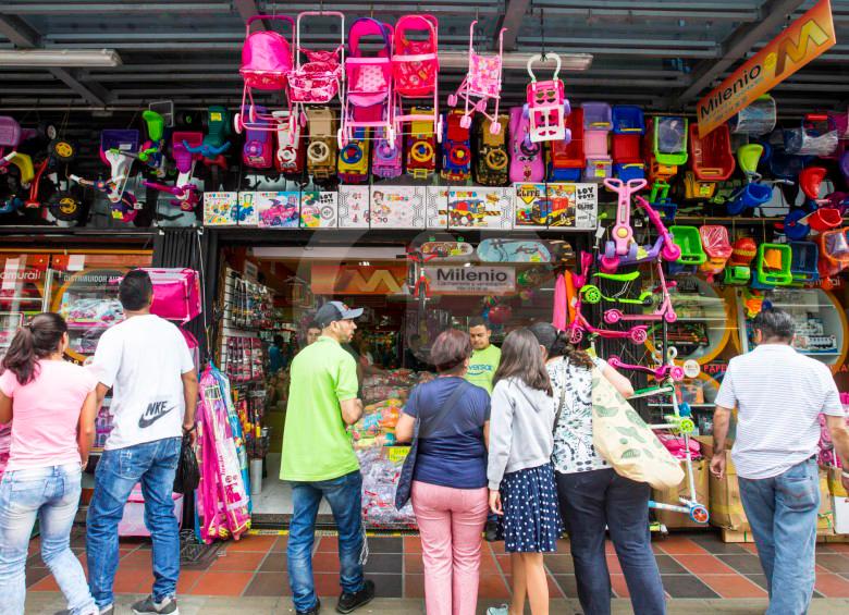 Por estos días las familias antioqueñas asisten a comprar sus regalos del 24. FOTO JAIME PÉREZ