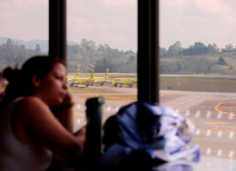 Las personas que tenían tiquetes comprados con Viva Air entre el 27 de febrero y el 6 de marzo podrán ser reubicados en vuelos de Avianca y Latam. FOTO: EL COLOMBIANO 