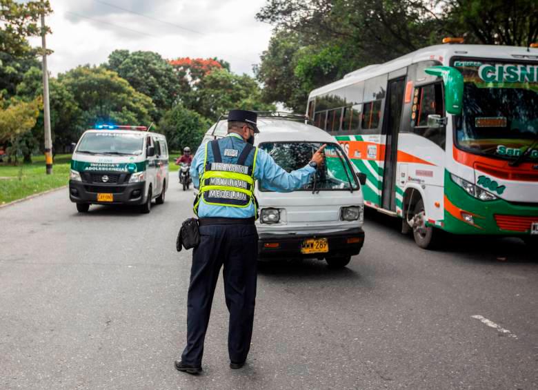En Medellín, por ejemplo, cada cinco días un agente de tránsito es agredido. FOTO: EL COLOMBIANO