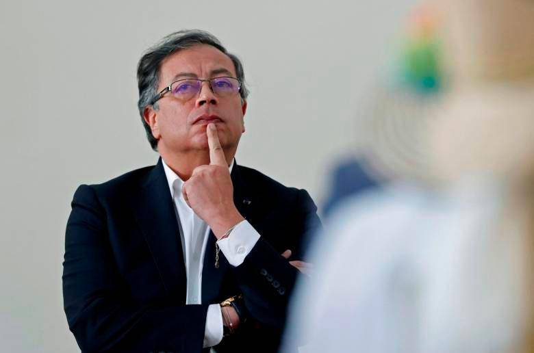 El presidente Gustavo Petro aseguró que el lunes tomará decisiones sobre los cambios en su gabinete. FOTO: EFE
