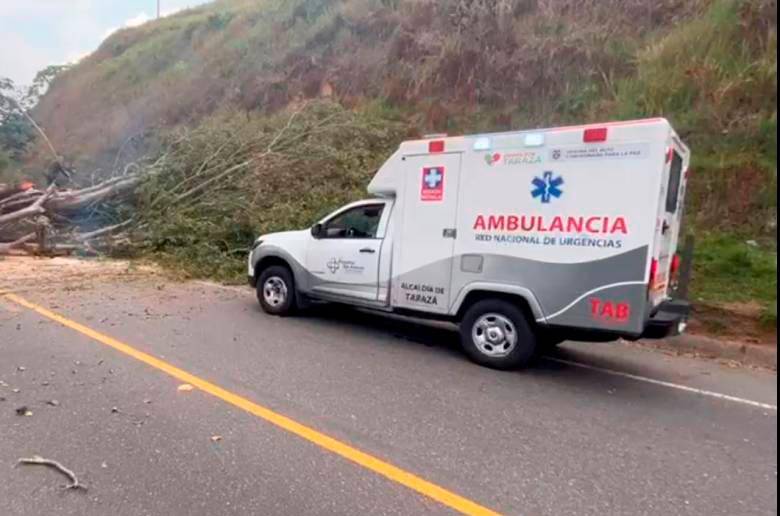 Las ambulancias han tenido que hacer transbordos de sus pacientes. Foto: Cortesía. 