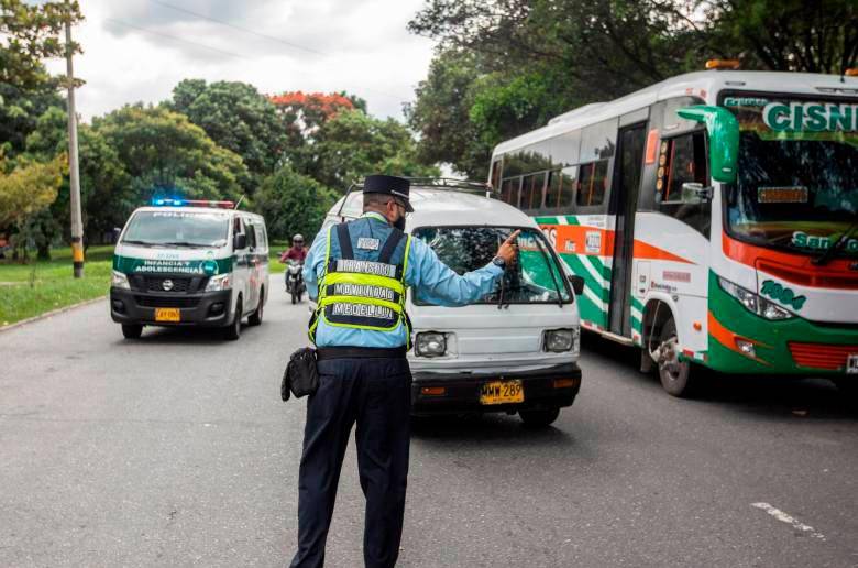 En Medellín, por ejemplo, cada cinco días un agente de tránsito es agredido. FOTO: EL COLOMBIANO