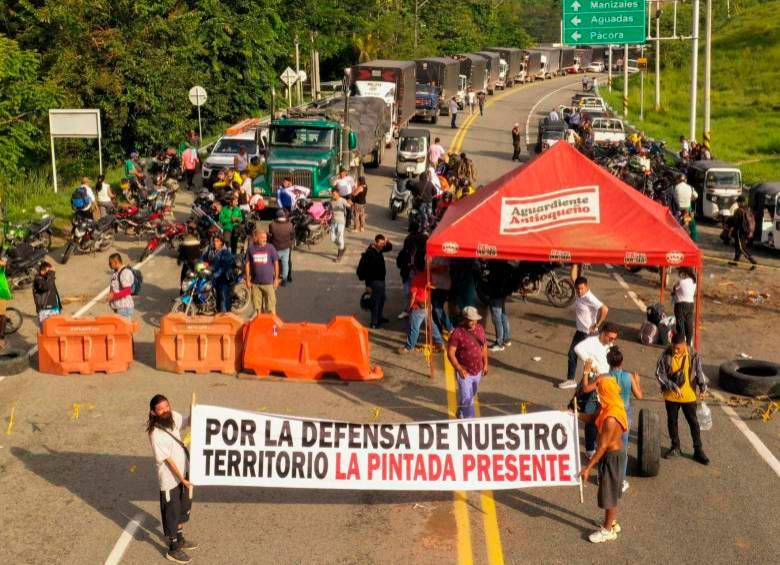 Las protestas tuvieron bloqueada la vía desde este domingo 28 de agosto. FOTO: CAMILO SUÁREZ