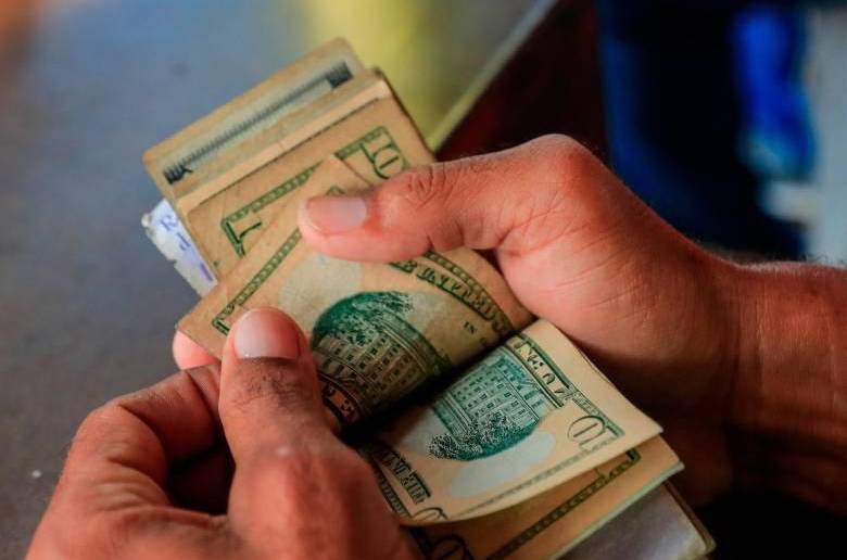 El movimiento en caída del dólar durante el día estuvo impulsado por las minutas de la Reserva Federal. Foto: Camilo Suárez