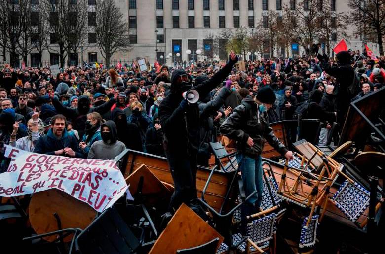 Los franceses salieron a las calles a rechazar la aprobación de la nueva ley pensional en Francia. FOTO: AFP