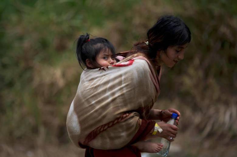 Migrante cruza el Tapón del Darién desde Colombia hacia Panamá.