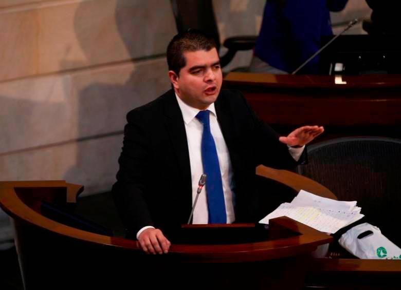 exsenador-julian-bedoya_42178150_2023041