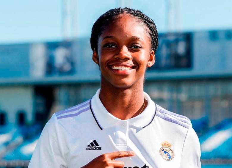 La delantera colombiana fue presentada oficialmente en Real Madrid el 24 de febrero. Se convirtió en la primera futbolista cafetera en llegar al cuadro blanco. FOTO: TOMADA DEL INSTAGRAM DE @realmadridfem