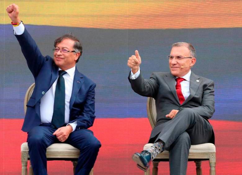 El actual presidente del Senado, Roy Barreras (derecha), aseguró que hechos como el restablecimiento de relaciones con Venezuela, “aplazan esa urgencia” de renovar la flota. FOTO: CORTESÍA