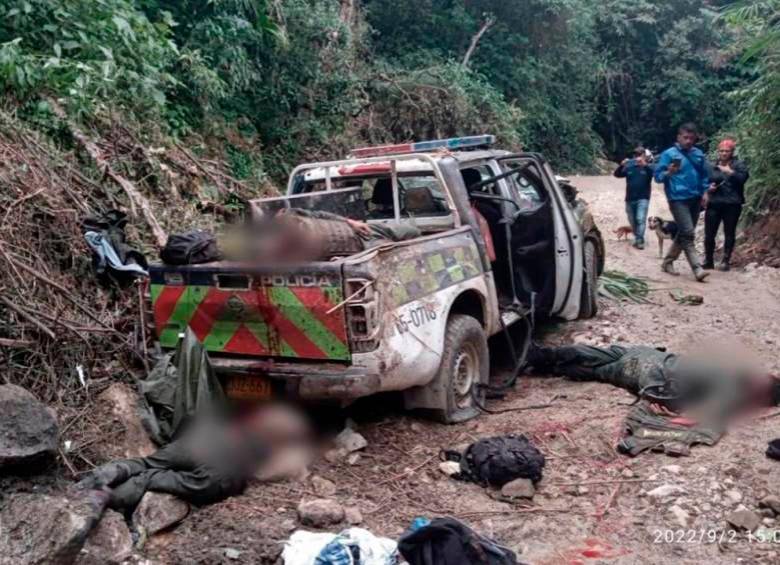 Así quedó la camioneta en la que se movilizaban los policías masacrados, presuntamente, por las disidencias de las Farc. FOTO: Cortesía