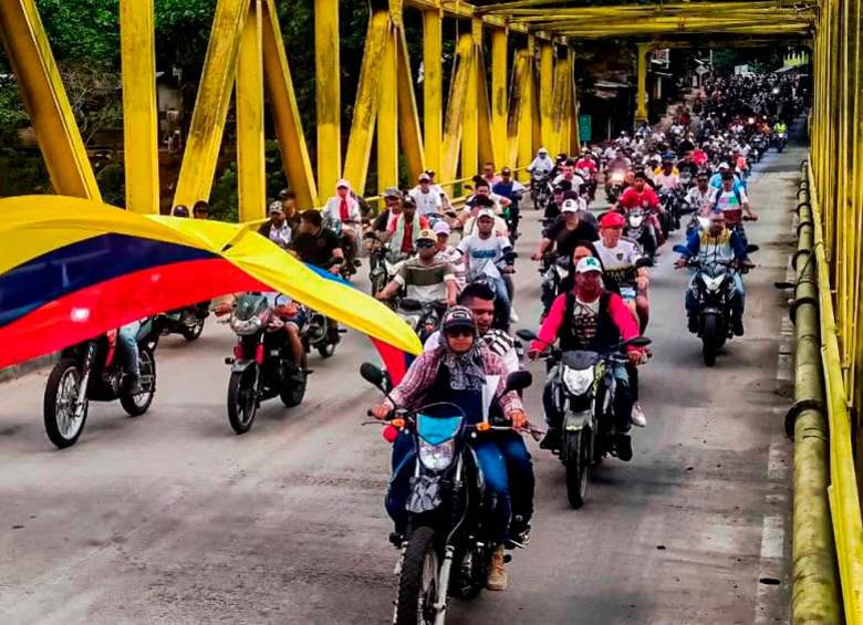 Esta semana hubo caravanas en el Bajo Cauca en contra de la criminalización del paro minero. FOTO: Julio Herrera