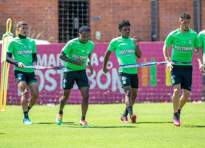 En la imagen aparecen Nelson Deossa y Dorlan Pabón, junto a los jugadores de la Selección Sub-20, Edier Ocampo y Andrés Salazar. Nacional prepara el duelo de este sábado ante Millonarios. FOTO juan a. sánchez