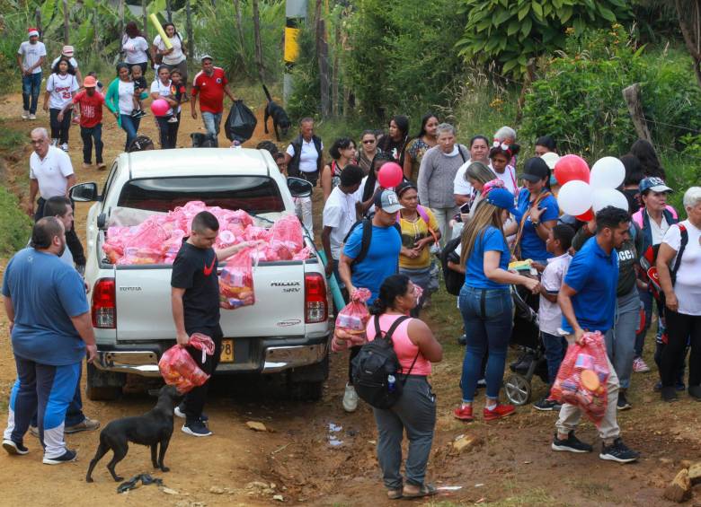 Con 171 mercados, una fundación llegó el viernes a Altos de Oriente. En otro sector otra entidad llevó regalos para esta población rural. FOTOS MANUEL SALDARRIAGA