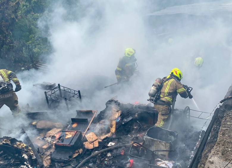 El incendio se presentó en el barrio Olaya Herrera, cerca a la vía que conduce al túnel de Occidente. FOTO: CORTESÍA ALCALDÍA