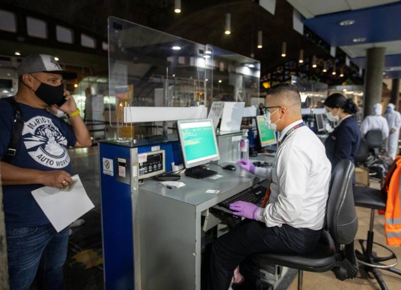 El ministro de Transporte habló de reducir el personal que atiende en los counters. FOTO: CAMILO SUÁREZ