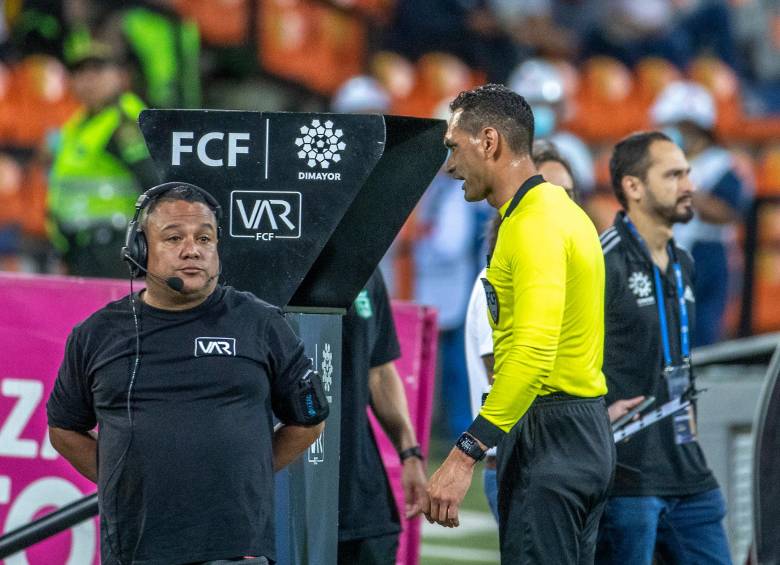 El VAR viene generando problemas en las últimas fechas de la Liga, por lo que los árbitros deben mejorar su uso. FOTO Juan Antonio Sánchez