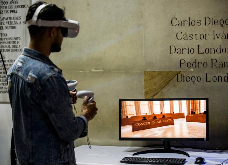 En la foto, alguien “navegando” dentro del recinto virtual del Concejo de Medellín. FOTO julio césar herrera