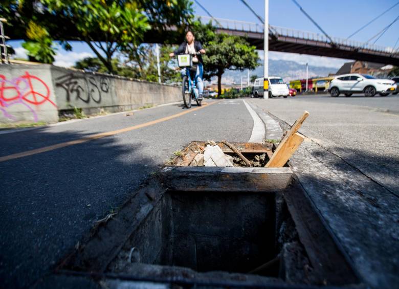 En Bolívar con San Juan, en los bajos del viaducto del metro, esquivan a diario este hueco. FOTO julio herrera