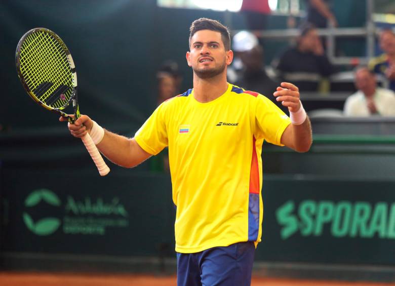 El colombiano Nicolás Mejía celebra el primer punto que le dio al país en la confrontación ante Gran Bretaña al vencer a Daniel Evans. FOTO CORTESÍA FEDECOLTENIS 