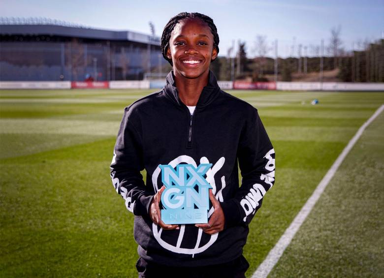 Linda Caicedo sosteniendo el premio NXNG del portal Goal. FOTO CORTESÍA GOAL