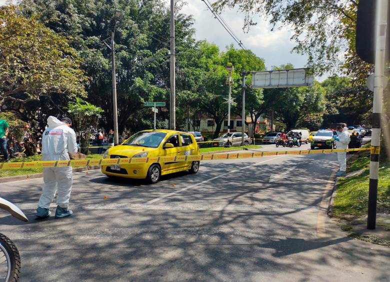 Dentro de este taxi fue asesinado el pasajero de un taxi en el barrio Cristo Rey, suroccidente de Medellín. FOTO: JESSICA M. CANO