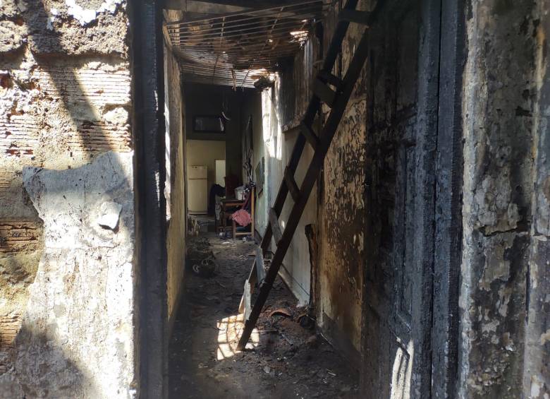 Así quedó la propiedad afectada por el fuego. FOTO: cortesía Jessica Cano