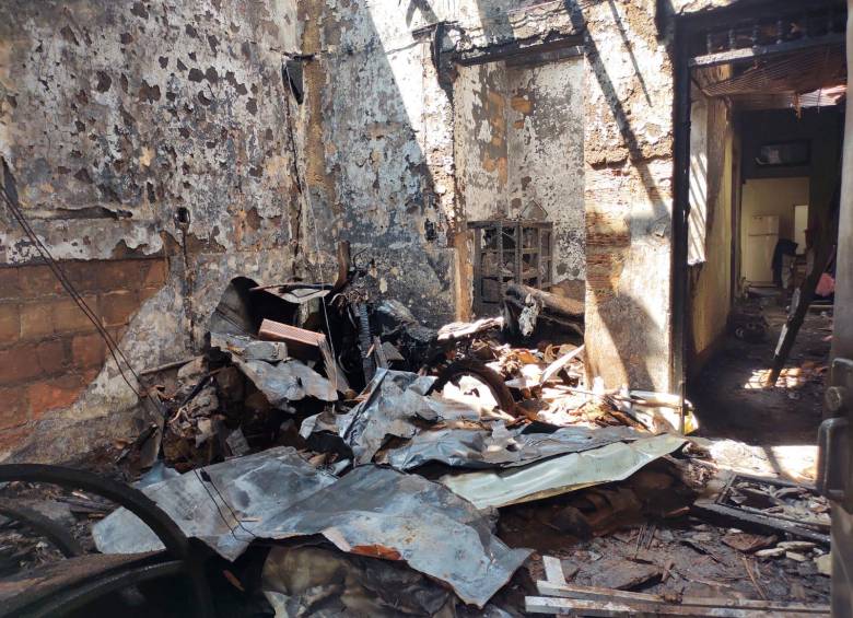 Así quedó la vivienda donde se presentó el incendio en el que falleció Iván Darío Eusse, de 68 años. FOTO: JESSICA M. CANO