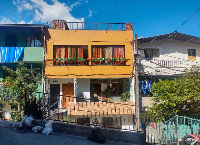 En el tercer piso de esta vivienda se produjo el altercado familiar que le terminó costando la vida a un hombre. FOTO: JESSICA M. CANO