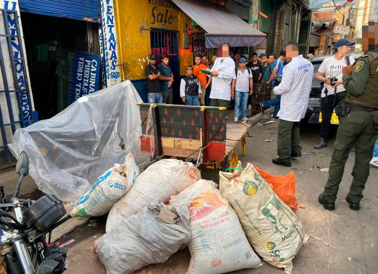 En esta carreta fue abandonado el cadáver de este hombre en la Plazuela de Zea. Fue encontrada en la denominada Calle de los Locos, en el barrio Estación Villa. FOTO: ANDRÉS FELIPE OSORIO GARCÍA
