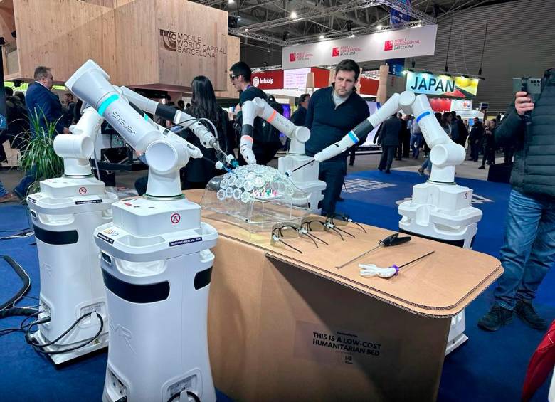Un robot que es asistente de cirugías. FOTO Cortesía