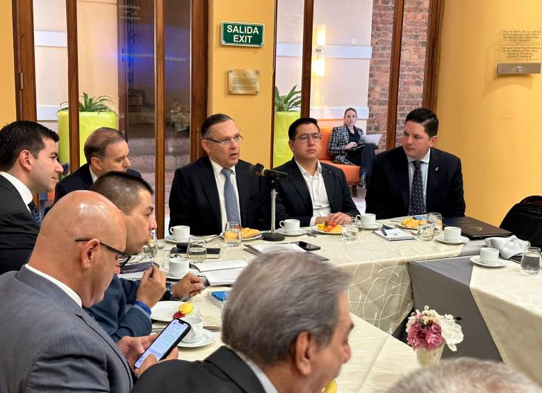 La bancada conservadora se reunió en la mañana de este miércoles y decidió alejarse de la reforma laboral del Gobierno. FOTO Twitter @soyconservador