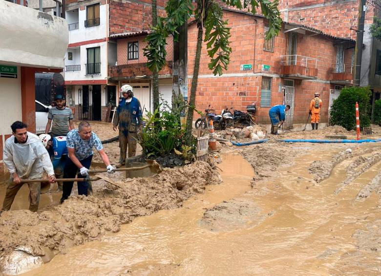 Durante la mañana de este domingo, en el barrio Villalía, de Itagüí, los organismos de socorro limpiaban el lodo y el agua que quedó en las calles tras la emergencia. FOTO: CORTESÍA ALCALDÍA DE ITAGÜÍ