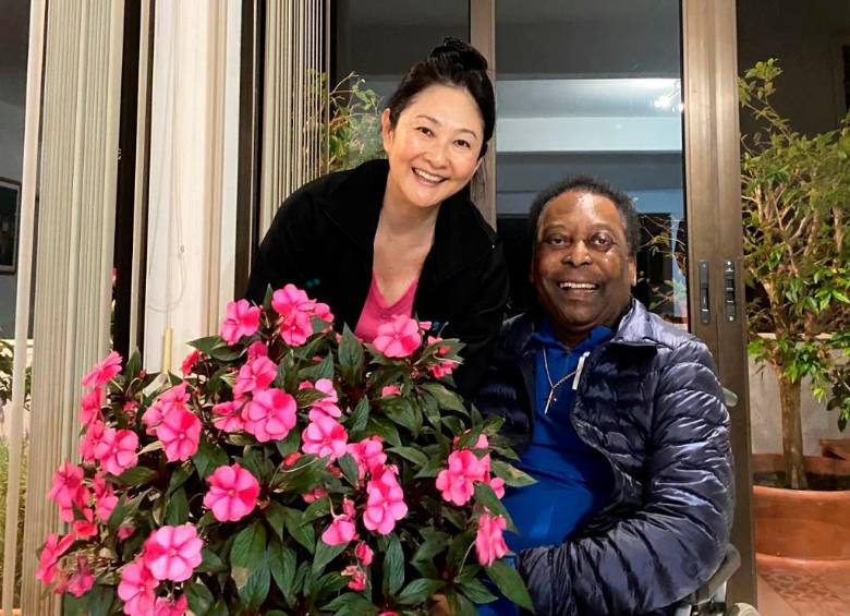 Marcia Aoki y Pelé se casaron en 2016, cuando el exfutbolista tenía 75 años, y ella tenía 50. FOTO: TOMADA DEL TWITTER DE @Pele