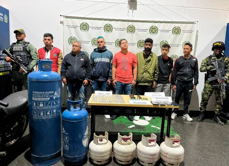 Los capturados en el operativo en el nororiente de Medellín. FOTO: Cortesía Policía Metropolitana